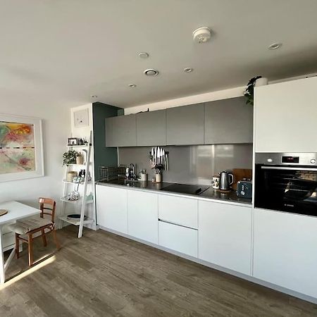 Elegant Chic Living: 1 Bed In Vibrant London Area Apartment Bagian luar foto